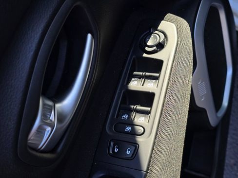 Used 2018 Jeep Renegade Latitude w/ Advanced Technology Group FWD image 14
