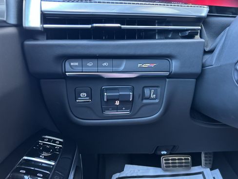 Certified 2025 Cadillac Escalade V w/ LPO, ONYX Package AWD/4WD image 29