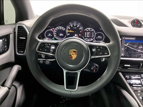 Used 2023 Porsche Cayenne Platinum Edition image 18
