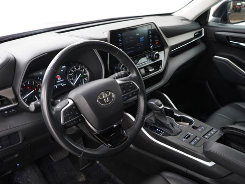 Used 2021 Toyota Highlander XLE image 27