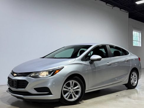 Used 2017 Chevrolet Cruze LT FWD image 1