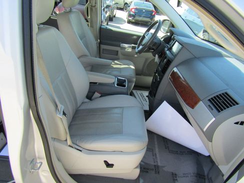 Used 2008 Chrysler Town & Country Touring FWD image 17