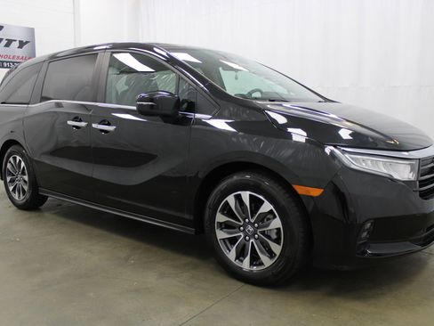 Used 2024 Honda Odyssey EX-L image 3