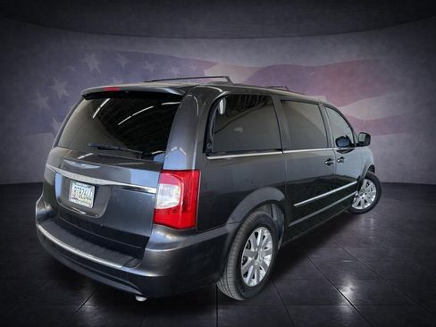 Used 2015 Chrysler Town & Country Touring image 5