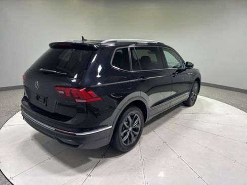 Used 2023 Volkswagen Tiguan SE w/ Panoramic Sunroof Package FWD image 5