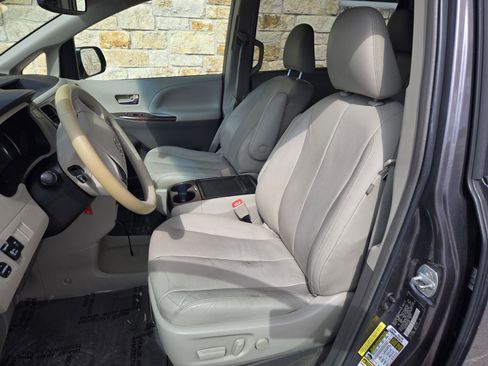 Used 2012 Toyota Sienna XLE image 5