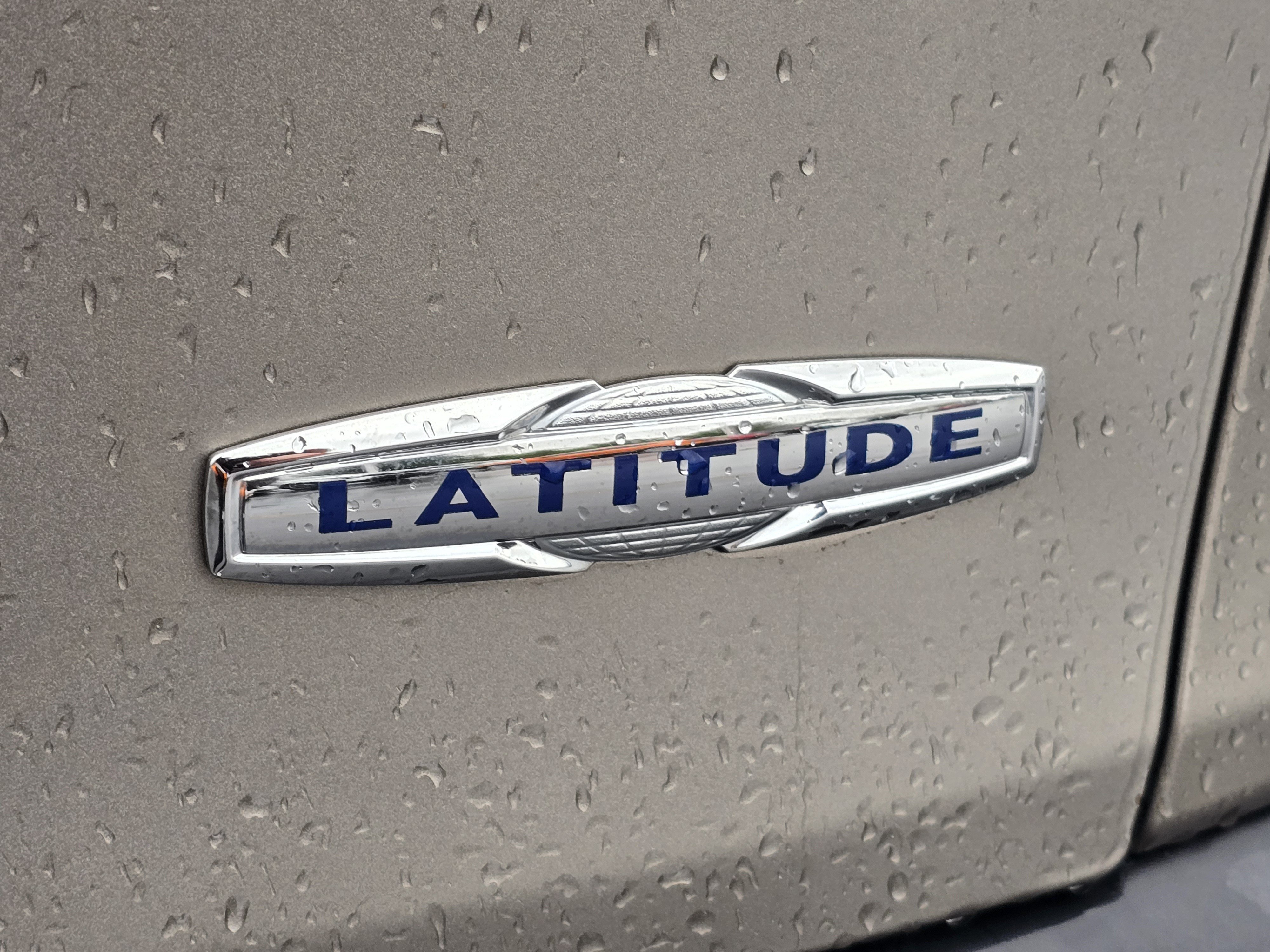 Used 2018 Jeep Cherokee Latitude Plus w/ Cold Weather Group AWD/4WD image 29