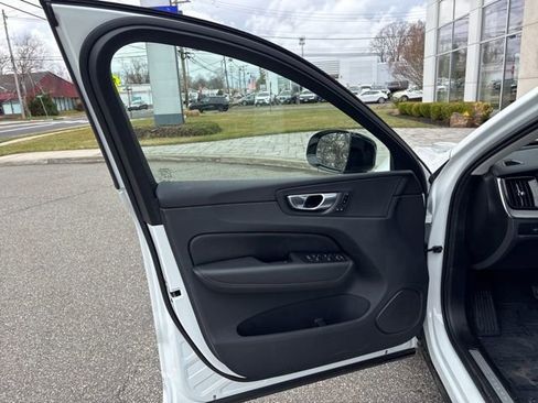 Used 2025 Volvo XC60 B5 Plus image 17