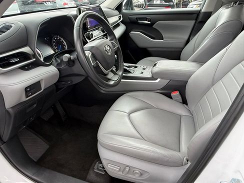 Used 2023 Toyota Highlander XLE AWD/4WD image 23