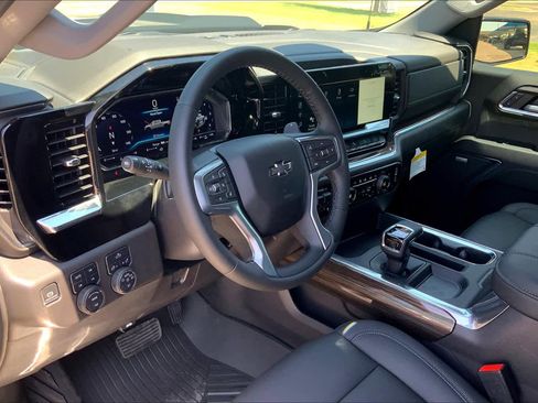 Used 2024 Chevrolet Silverado 1500 LT Trail Boss w/ Convenience Package II image 8