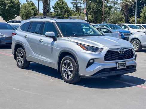 Used 2021 Toyota Highlander XLE AWD/4WD image 5