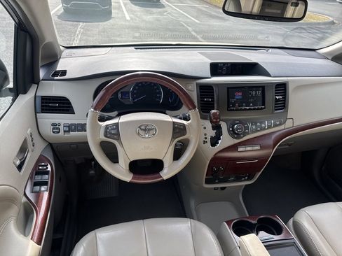 Used 2013 Toyota Sienna Limited image 2