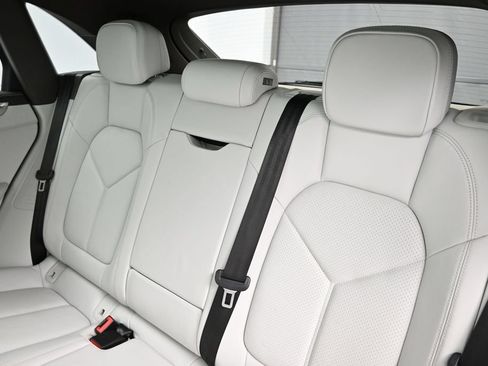 Certified 2018 Porsche Macan S AWD/4WD image 6