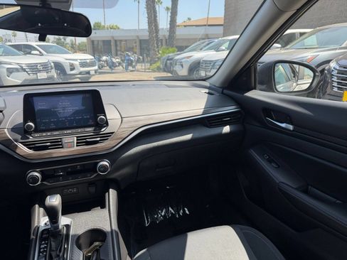 Used 2025 Nissan Altima 2.5 SV FWD image 35