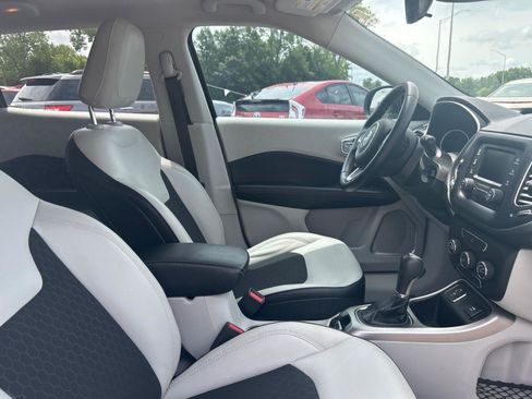 Used 2018 Jeep Compass Latitude FWD image 23