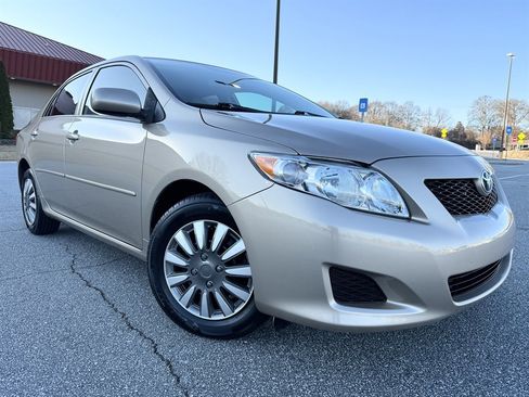 Used 2010 Toyota Corolla LE image 2