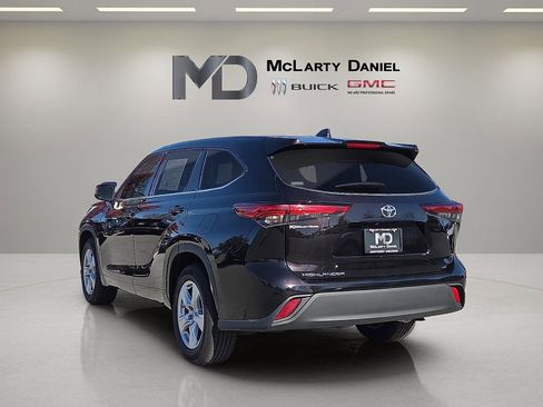 Used 2022 Toyota Highlander LE image 4