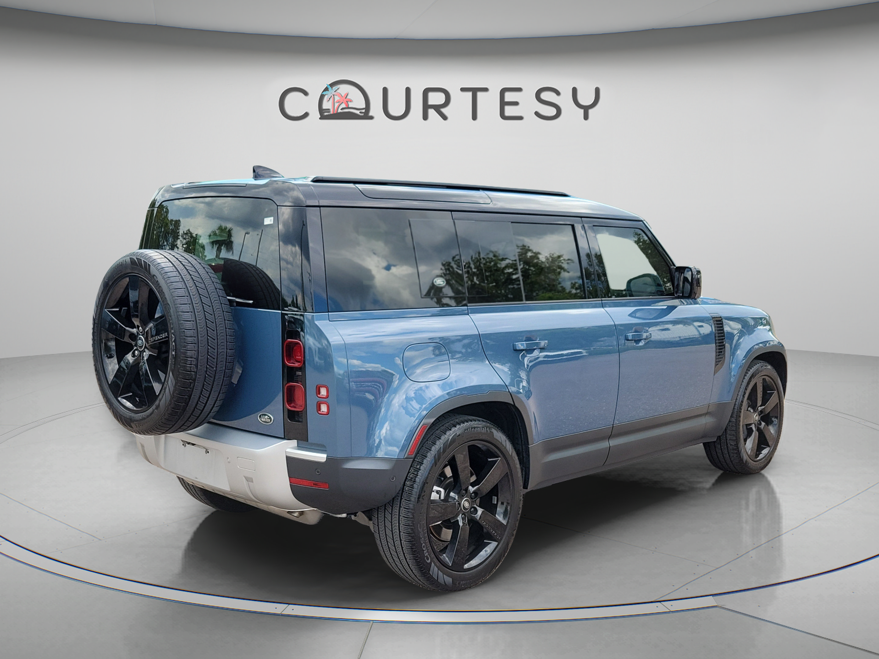 Used 2023 Land Rover Defender 110 S AWD/4WD image 9