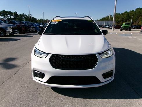 Used 2025 Chrysler Pacifica Limited image 6