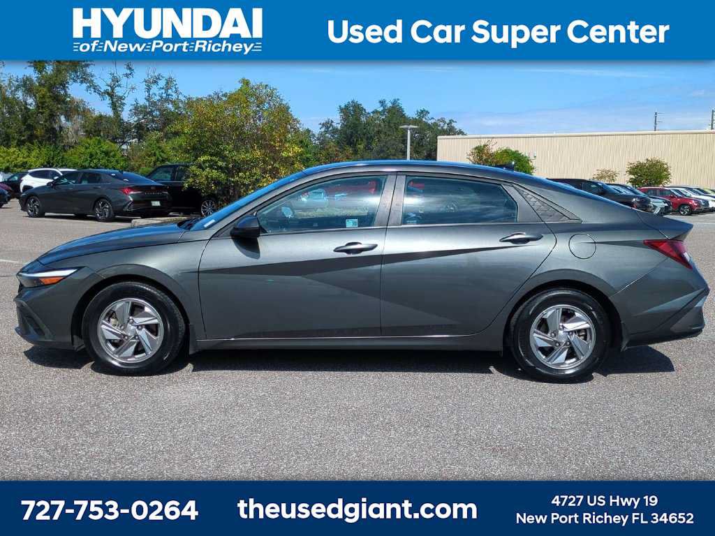 Used 2025 Hyundai Elantra SE FWD image 2
