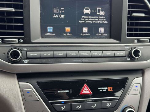 Used 2017 Hyundai Elantra SE FWD image 25