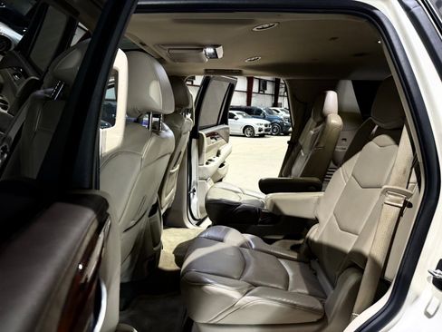 Used 2015 Cadillac Escalade Premium RWD image 18