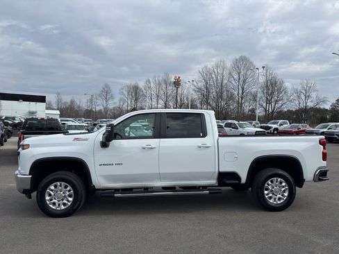 Used 2022 Chevrolet Silverado 2500 LT w/ Convenience Package image 2