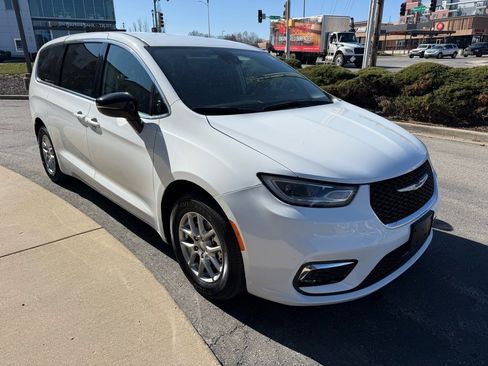 Used 2024 Chrysler Pacifica Touring-L image 4