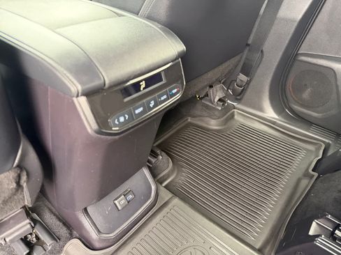 Used 2022 Toyota Highlander XSE AWD/4WD image 25