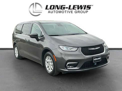Used 2023 Chrysler Pacifica Touring-L image 10