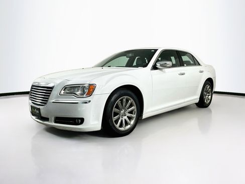 Used 2014 Chrysler 300 C RWD image 3