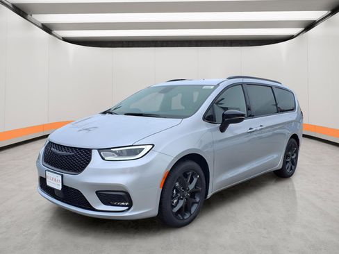 New 2026 Chrysler Pacifica Select w/ S Appearance Package image 3