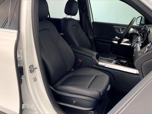Used 2025 Mercedes-Benz GLB 250 4MATIC image 8