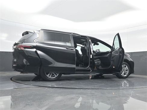Used 2022 Toyota Sienna XSE image 69