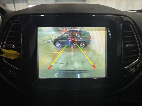 Used 2018 Jeep Compass Limited w/ Navigation Group FWD image 19