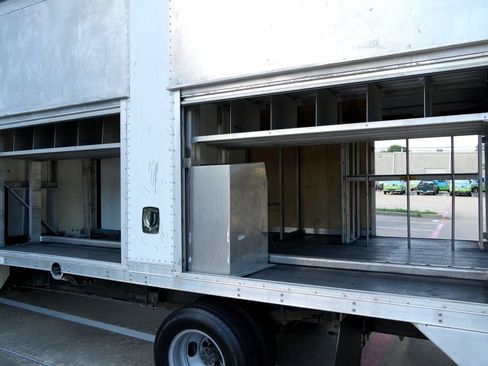 Used 2015 Chevrolet Express 4500 RWD image 46
