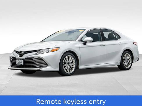 Used 2018 Toyota Camry XLE FWD image 3