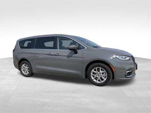 Used 2023 Chrysler Pacifica Touring-L FWD image 2