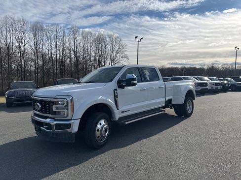 Certified 2023 Ford F450 Lariat w/ Chrome Package image 3