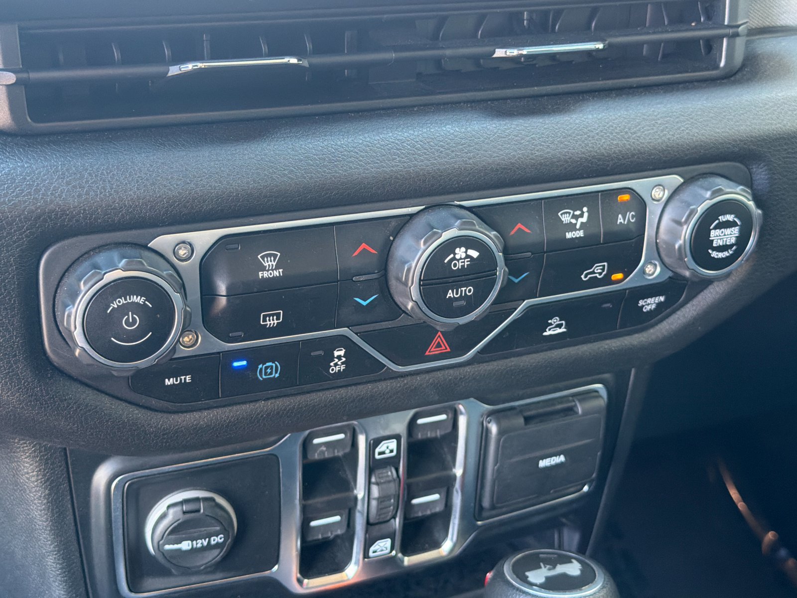 Used 2024 Jeep Wrangler Unlimited AWD/4WD image 23