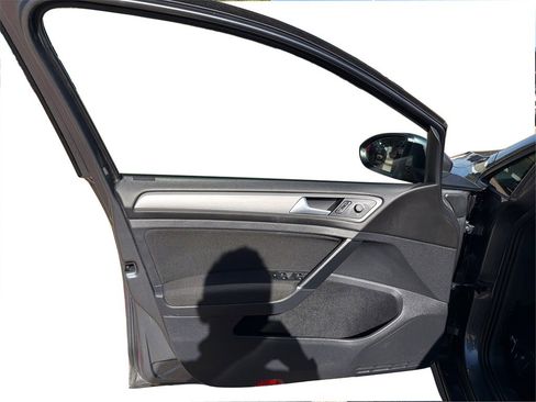 Used 2016 Volkswagen Golf S image 20