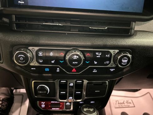 Used 2024 Jeep Wrangler Unlimited AWD/4WD image 19
