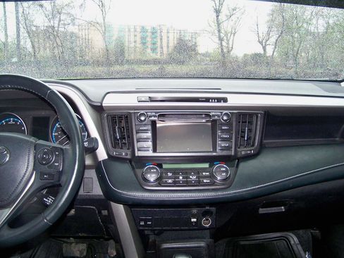 Used 2018 Toyota RAV4 XLE AWD/4WD image 19