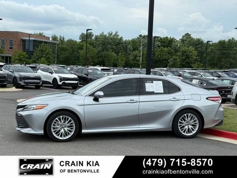 Used 2020 Toyota Camry XLE FWD image 4