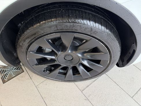 Used 2023 Tesla Model Y Long Range image 13