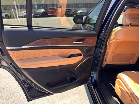 Used 2024 Jeep Grand Cherokee L Summit w/ Luxury Tech Group V AWD/4WD image 28