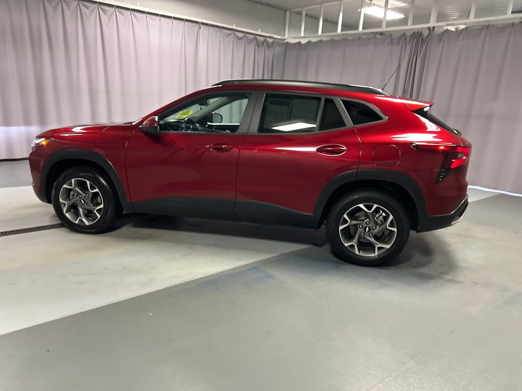 Used 2025 Chevrolet Trax LT w/ LT Convenience Package FWD image 4