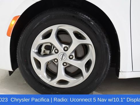 Used 2023 Chrysler Pacifica Limited FWD image 6