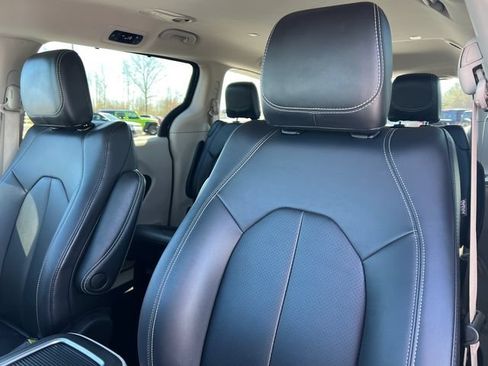 Used 2024 Chrysler Pacifica Touring-L FWD image 13