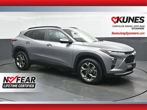 Used 2025 Chevrolet Trax LT FWD image 1